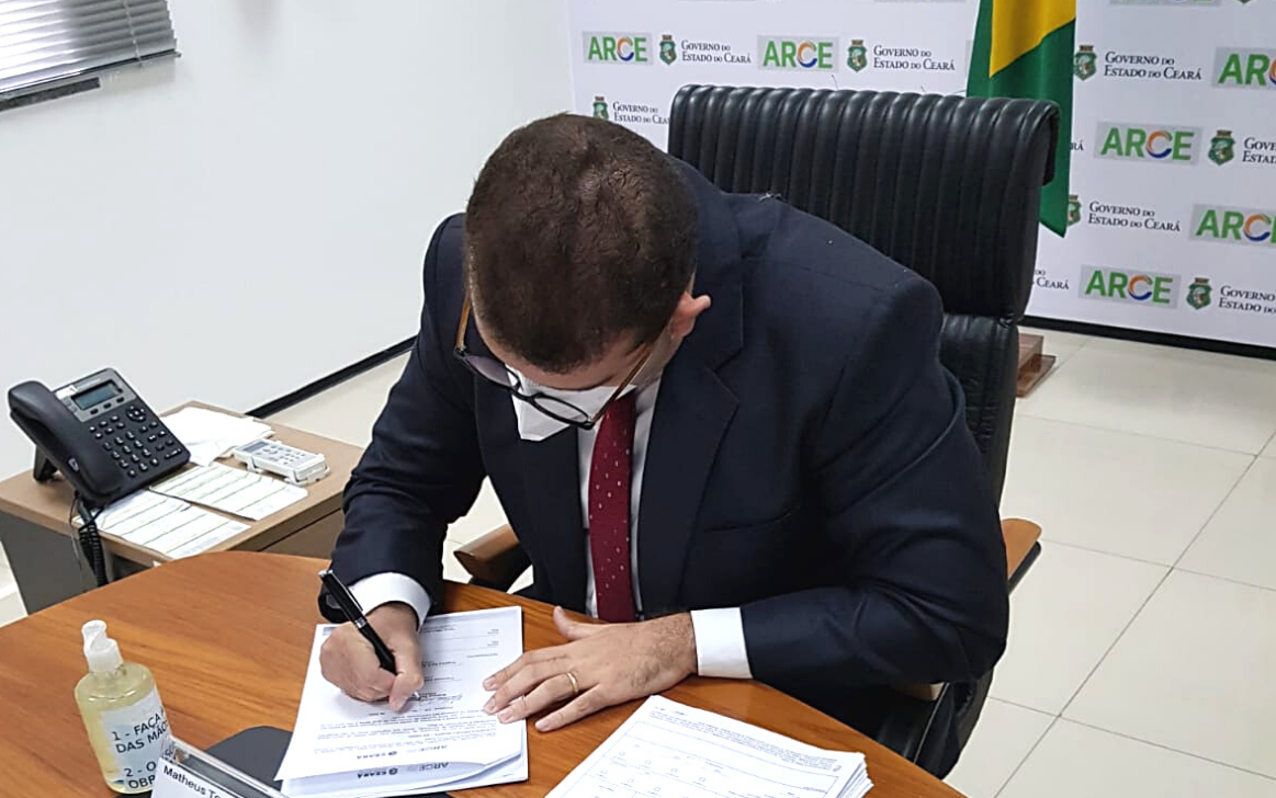 Arce assina contrato de concessão para serviço de transporte intermunicipal