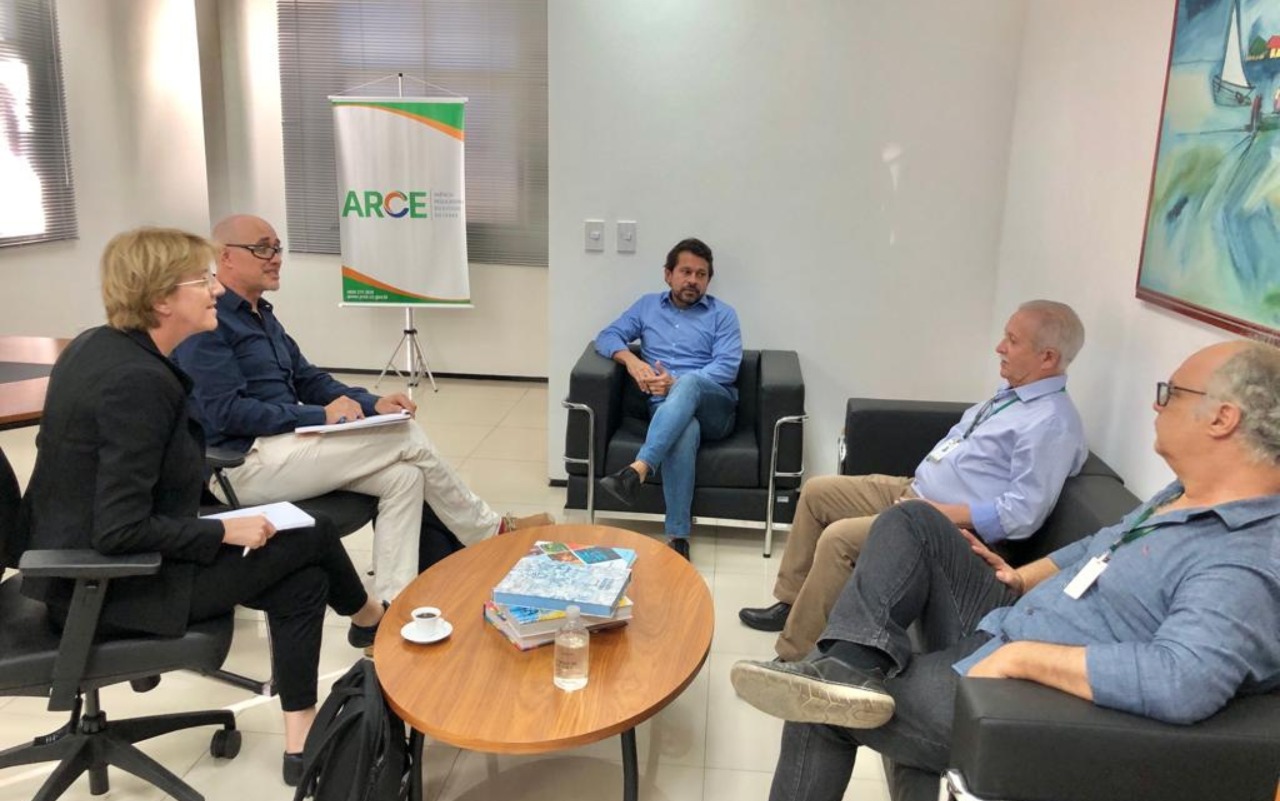 Regulação de resíduos sólidos é tema de reunião entre Arce e Agência Francesa